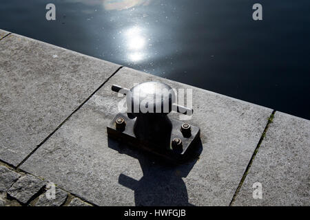 Borne d'amarrage hanover quay grand canal docks Dublin République d'Irlande Banque D'Images