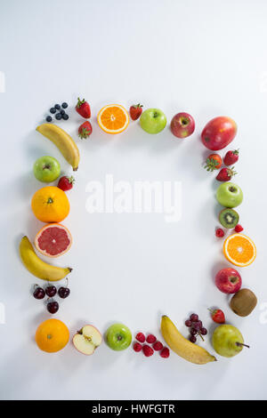 Divers types de fruits disposés en carré sur fond blanc Banque D'Images