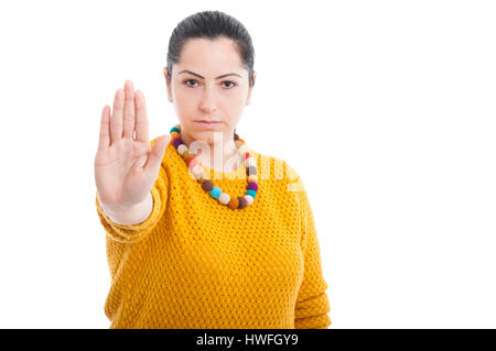 Femme sérieuse faisant arrêter signe main isolé sur fond blanc avec copyspace Banque D'Images