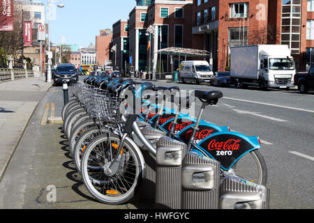 Le coca-cola zéro Dublin Bikes vélos publics gare République d'Irlande Banque D'Images