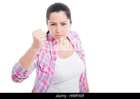 Jeune brunette woman throwing un poinçon comme agression concept isolé sur blanc avec de l'espace texte Banque D'Images