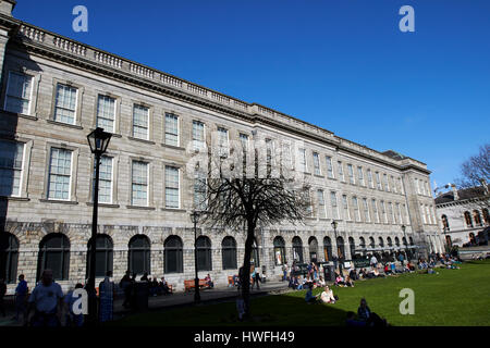 La grande bibliothèque bâtiment abritant le livre de Kells Trinity College Dublin République d'Irlande Banque D'Images