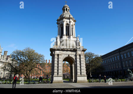 Le campanile de Trinity College Dublin en place du parlement République d'Irlande Banque D'Images