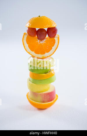 Pile de tranches de fruits divers against white background Banque D'Images