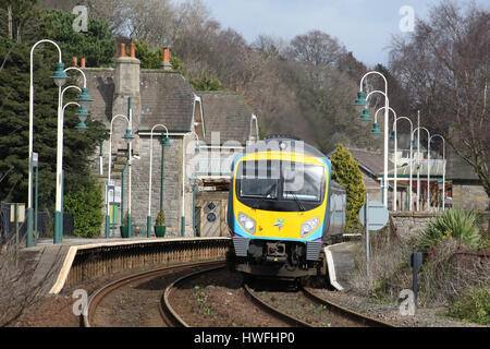 Diesel de la classe 185, laissant le train de voyageurs Grange-over-Sands gare avec un service à Barrow-in-Furness. Dans Dmu nouveau FTPE Livery. Banque D'Images