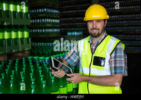Portrait of man with digital tablet standing in warehouse Banque D'Images