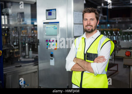 Portrait of male worker standing in factory Banque D'Images