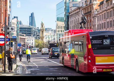 Rue d'un autobus et taxi en circulation sur Holborn avec Ville de toits de Londres, Royaume-Uni. Banque D'Images