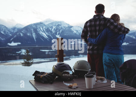Vue arrière du couple contre les montagnes aux sommets enneigés Banque D'Images