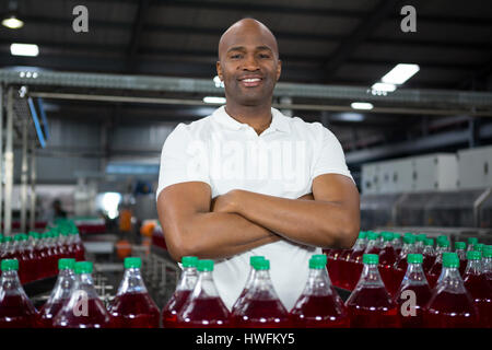 Portrait of travailleur masculin de l'utilisation de la machine dans l'usine de boissons froides Banque D'Images