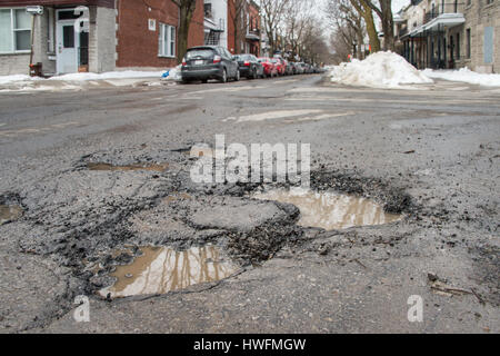 Montréal, Canada - 20 mars 2017 : Plusieurs grandes fosses sur Bienville Street Banque D'Images