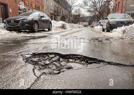 Montréal, Canada - 20 mars 2017 : grand-de-poule sur l'avenue Duluth. Banque D'Images