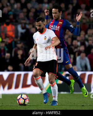 Pas de Camp Stadium, Barcelone, Espagne. , . Neymar Jr. essaie de voler la balle à Montoya sans faire une foult lors d'un match de ligue de Santander entre le FC Barcelone et Valence CF au Camp Nou, Barcelona, Espagne. Photo : G. Loinaz/Alamy Live News Banque D'Images