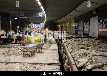 Hambourg, Allemagne. 7 mars, 2017. Restaurer les travailleurs de métro et train (U-Bahn et S-Bahn) à Jungfernstieg Hambourg, Allemagne, 7 mars 2017. La Deutsche Bahn a investi dans les gares, les voies et les commutateurs dans le Nord de l'Allemagne. Photo : Sina Schuldt/dpa/Alamy Live News Banque D'Images