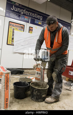 Hambourg, Allemagne. 7 mars, 2017. Restaurer les travailleurs de métro et train (U-Bahn et S-Bahn) à Jungfernstieg Hambourg, Allemagne, 7 mars 2017. La Deutsche Bahn a investi dans les gares, les voies et les commutateurs dans le Nord de l'Allemagne. Photo : Sina Schuldt/dpa/Alamy Live News Banque D'Images