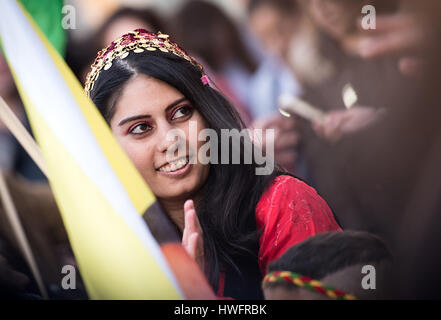 Munich, Allemagne. Mar 20, 2017. Une femme kurde en costume traditionnel participe à une manifestation à Munich, Allemagne, 20 mars 2017. Les participants de la manifestation qu'critizised le gouvernement turc, entre autres. Photo : Alexander Heinl/dpa/Alamy Live News Banque D'Images