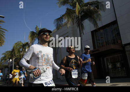 Beverly Hills, CA, USA. Mar 19, 2017. Porteur descendre Rodeo Drive près de mile marker 17 au cours de la 32e Marathon annuel de Los Angeles le dimanche matin, le 19 mars 2017 à Beverly Hills, Californie les 26,2 milles stade Emirates ''Sà la mer'' itinéraire commence au Dodger Stadium et se termine à l'océan et des pistes de la Californie à Santa Monica. © 2017 Patrick T. Fallon Crédit : Patrick Fallon/ZUMA/Alamy Fil Live News Banque D'Images