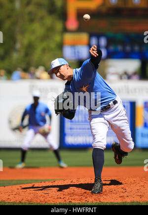 Port Charlotte, en Floride, aux États-Unis. Mar 20, 2017. Vous VRAGOVIC | fois.Rays de Tampa Bay le lanceur partant Blake Snell (4) jeter dans la deuxième manche du match entre les Pirates de Pittsburgh et les Rays de Tampa Bay à Charlotte Sports Park à Port Charlotte, en Floride, le Lundi, Mars 20, 2017. Credit : Vragovic/Tampa Bay Times/ZUMA/Alamy Fil Live News Banque D'Images