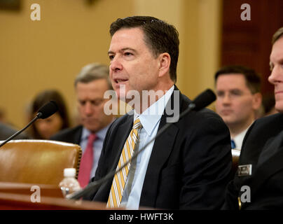 Washington, Us. Mar 20, 2017. James Comey, Directeur du Federal Bureau of Investigation donne témoignage devant le United States House Permanent Select Committee on Intelligence (HPSCI) sur l'enquête russe "mesures actives" sur la colline du Capitole à Washington, DC Le Lundi, Mars 20, 2017. Credit : Ron Sachs/CNP ATTENTION ÉDITEURS - Amérique du Nord - PAS DE SERVICE DE FIL - Photo : Ron Sachs/consolidé/dpa/Alamy Live News Banque D'Images