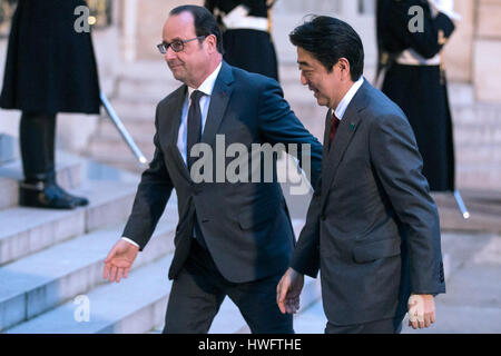 Paris, France. Mar 20, 2017. Le Président français François Hollande (L) se félicite de la visite du Premier ministre japonais Shinzo Abe à l'Elysée à Paris, France, le 20 mars 2017. Crédit : Pierre Andrieu/Xinhua/Alamy Live News Banque D'Images