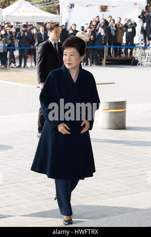 Séoul, Corée du Sud. Mar 21, 2017. Ancien président de la Corée du Sud Park Geun-hye arrive au bureau des procureurs à Séoul, Corée du Sud, le 21 mars 2017. Park Geun-hye a comparu mardi dans le bureau des procureurs d'être remise en question sur un scandale de corruption qui a entraîné sa destitution plus tôt ce mois-ci. Credit : Lee Sang-ho/Xinhua/Alamy Live News Banque D'Images