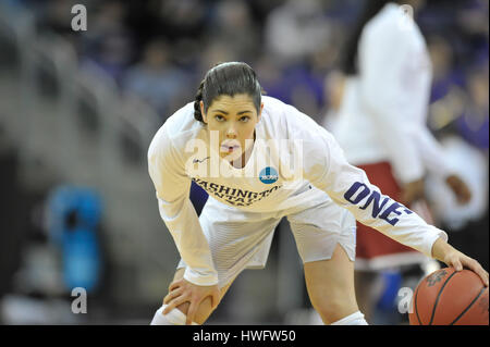 Seattle, WA, USA. Mar 20, 2017. Point guard UW Prune Kelsey (10) L'échauffement avant une deuxième série de NCAA women's match entre l'Oklahoma Sooners et les Washington Huskies. Le jeu a été joué à HEC de pavillon, sur le campus de l'Université de Washington à Seattle, WA. Jeff Halstead/CSM/Alamy Live News Banque D'Images