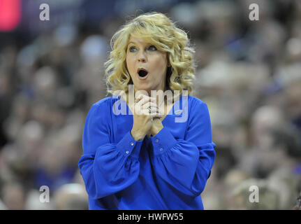 Seattle, WA, USA. Mar 20, 2017. Oklahoma Chef CoachSherri Coale réagit à une faute appel au cours d'une deuxième série de NCAA women's match entre l'Oklahoma Sooners et les Washington Huskies. Le jeu a été joué à HEC de pavillon, sur le campus de l'Université de Washington à Seattle, WA. Jeff Halstead/CSM/Alamy Live News Banque D'Images