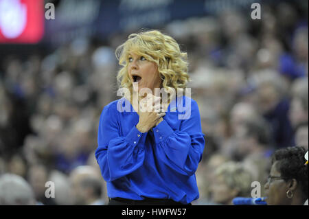 Seattle, WA, USA. Mar 20, 2017. Oklahoma Chef CoachSherri Coale réagit à une faute appel au cours d'une deuxième série de NCAA women's match entre l'Oklahoma Sooners et les Washington Huskies. Le jeu a été joué à HEC de pavillon, sur le campus de l'Université de Washington à Seattle, WA. Jeff Halstead/CSM/Alamy Live News Banque D'Images