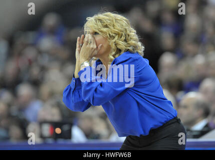 Seattle, WA, USA. Mar 20, 2017. L'entraîneur-chef de l'Oklahoma Sherri Coale appelle une lire lors d'une deuxième série de NCAA women's match entre l'Oklahoma Sooners et les Washington Huskies. Le jeu a été joué à HEC de pavillon, sur le campus de l'Université de Washington à Seattle, WA. Jeff Halstead/CSM/Alamy Live News Banque D'Images