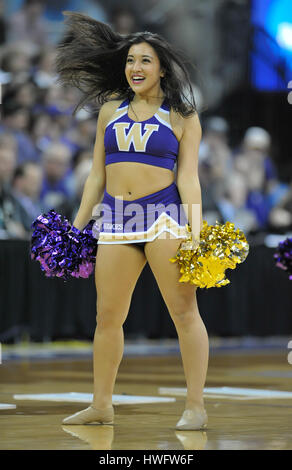 Seattle, WA, USA. Mar 20, 2017. L'équipe de cheer UW effectuer pendant un délai d'une deuxième série de NCAA women's match entre l'Oklahoma Sooners et les Washington Huskies. Le jeu a été joué à HEC de pavillon, sur le campus de l'Université de Washington à Seattle, WA. Jeff Halstead/CSM/Alamy Live News Banque D'Images