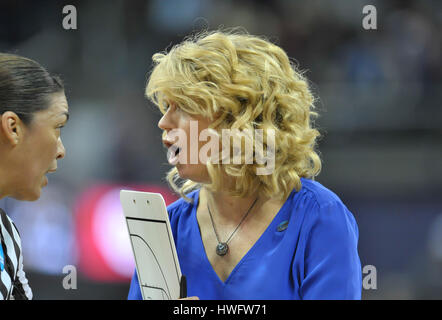 Seattle, WA, USA. Mar 20, 2017. L'entraîneur-chef de l'Oklahoma Sherri Coale voix son mécontentement à un appel au cours d'une deuxième série de NCAA women's match entre l'Oklahoma Sooners et les Washington Huskies. Le jeu a été joué à HEC de pavillon, sur le campus de l'Université de Washington à Seattle, WA. Jeff Halstead/CSM/Alamy Live News Banque D'Images