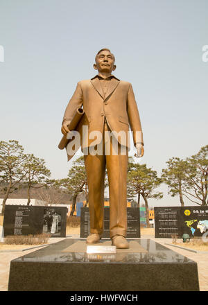 Naissance de Park Chung-Hee, Mar 18, 2017 : La statue de la fin du président sud-coréen Park Chung-hee est vue à son lieu de naissance à gumi, environ 201 km (125 milles) au sud-est de Séoul, Corée du Sud. Park Chung-hee est l'ancien dictateur militaire qui a pris le pouvoir par un coup militaire en 1961 et a décidé de la Corée du Sud jusqu'à son assassinat en 1979. La fin Président de la Corée du Sud a été lieutenant dans l'armée japonaise pendant la domination coloniale du Japon sur la Corée et a été largement critiqué quand il a emprisonné de nombreux militants pro-démocratie au cours de ses 18 ans, prise du pouvoir de "modernisation" du pays. Park Banque D'Images