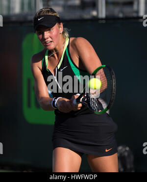 Key Biscayne, Floride, USA. Mar 20, 2017. Sofya Jouk, à partir de la Russie renvoie un shot de Taylor Townsend, de l'USA, lors d'un match de qualification à l'Open de Miami 2017 présenté par le tournoi de tennis professionnel Itau, joué à Crandon Park Tennis Center à Key Biscayne, en Floride, aux États-Unis. Mario Houben/CSM/Alamy Live News Banque D'Images