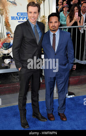 Los Angeles, USA. Mar 20, 2017. LOS ANGELES, CA. 20 mars 2017 : Dax Shepard et Michael Pena à la première de 'CHiPS' au théâtre chinois de Grauman, Hollywood. Photo : Sarah Stewart Crédit : Sarah Stewart/Alamy Live News Banque D'Images