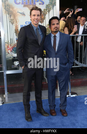 Hollywood, Etats-Unis. Mar 20, 2017. Dax Shepard, Michael Pena, à première de Warner Bros Pictures' 'CHiPS' au théâtre chinois de Grauman en Californie le 20 mars 2017. Credit : Fs/media/Alamy Punch Live News Banque D'Images