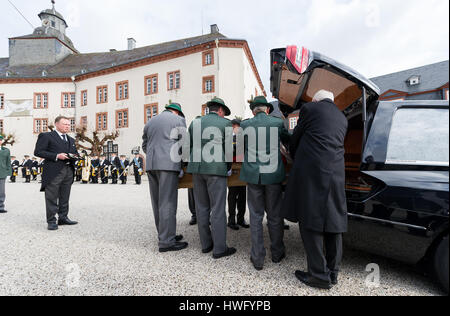 Bad Berleburg, Allemagne. Mar 21, 2017. Six porteurs de la carabine club Bad Berleburg portent le cercueil de Richard Prince de Sayn-Wittgenstein-Berleburg sur le palais cour, plaçant dans le corbillard dans Bad Berleburg, Allemagne, 21 mars 2017. Le beau-frère de la reine Margrethe du Danemark est décédé subitement le 13 mars 2017. Plus de 400 invités sont attendus. Photo : Guido Kirchner/dpa/Alamy Live News Banque D'Images