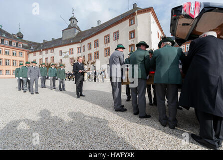 Bad Berleburg, Allemagne. Mar 21, 2017. Six porteurs de la carabine club Bad Berleburg portent le cercueil de Richard Prince de Sayn-Wittgenstein-Berleburg sur le palais cour, plaçant dans le corbillard dans Bad Berleburg, Allemagne, 21 mars 2017. Le fils aîné, le prince Gustav, promenades à l'arrière de la procession, portant l'ordre du Prince. Le beau-frère de la reine Margrethe du Danemark est décédé subitement le 13 mars 2017. Plus de 400 invités sont attendus. Photo : Guido Kirchner/dpa/Alamy Live News Banque D'Images