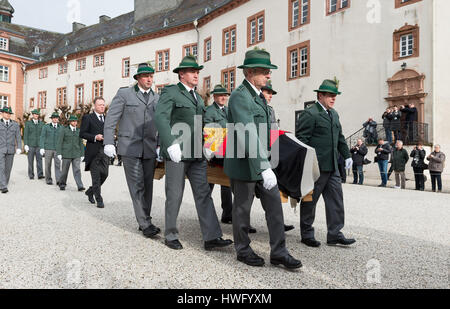 Bad Berleburg, Allemagne. Mar 21, 2017. Six porteurs de la carabine club Bad Berleburg portent le cercueil de Richard Prince de Sayn-Wittgenstein-Berleburg sur le palais cour, plaçant dans le corbillard dans Bad Berleburg, Allemagne, 21 mars 2017. Le fils aîné, le prince Gustav, promenades à l'arrière de la procession, portant l'ordre du Prince. Le beau-frère de la reine Margrethe du Danemark est décédé subitement le 13 mars 2017. Plus de 400 invités sont attendus. Photo : Guido Kirchner/dpa/Alamy Live News Banque D'Images