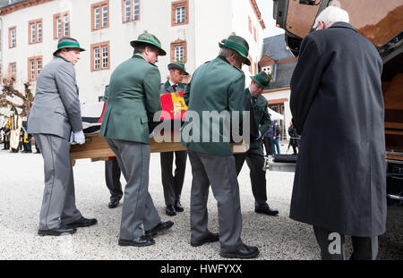 Bad Berleburg, Allemagne. Mar 21, 2017. Six porteurs de la carabine club Bad Berleburg portent le cercueil de Richard Prince de Sayn-Wittgenstein-Berleburg sur le palais cour, plaçant dans le corbillard dans Bad Berleburg, Allemagne, 21 mars 2017. Le beau-frère de la reine Margrethe du Danemark est décédé subitement le 13 mars 2017. Plus de 400 invités sont attendus. Photo : Guido Kirchner/dpa/Alamy Live News Banque D'Images