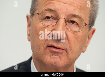 Stuttgart, Allemagne. Mar 21, 2017. Le chef de la section des finances Dieter Poetsch est assis sur le podium lors de la conférence de presse pour la présentation du rapport annuel chiffres à Stuttgart, Allemagne, 21 mars 2017. Photo : Lino Mirgeler/dpa/Alamy Live News Banque D'Images