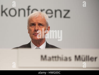 Stuttgart, Allemagne. Mar 21, 2017. Le directeur du conseil de Porsche SE, Matthias Mueller est assis sur le podium lors de la conférence de presse pour la présentation du rapport annuel chiffres à Stuttgart, Allemagne, 21 mars 2017. Photo : Lino Mirgeler/dpa/Alamy Live News Banque D'Images