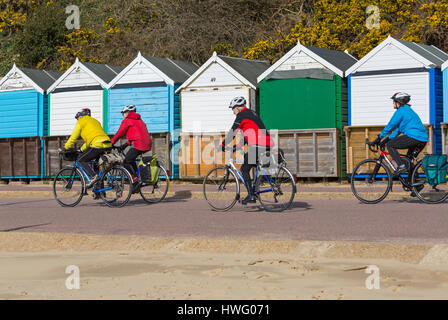 Bournemouth, Dorset, UK. Mar 21, 2017. Météo France : Bournemouth bénéficie d'une belle journée ensoleillée comme visiteurs chef de la mer pour profiter du soleil sur les plages de Bournemouth. Cyclistes roulent le long de la promenade sur leurs vélos/vélos cours des cabanes de plage Crédit : Carolyn Jenkins/Alamy Live News Banque D'Images