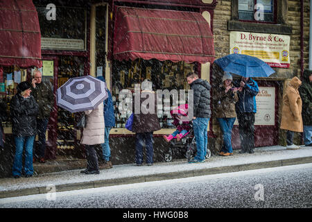 Clitheroe, UK. Mar 21, 2017. Visite royale de S.A.R. le Prince Charles de Clitheroe pour voir les détaillants locaux qui soutiennent la ville's food festival - lieu plus tard dans l'année. Cette image les habitants attendent l'arrivée du Prince malgré les mauvaises conditions météorologiques, à Byrnes marchands de vin. Crédit : STEPHEN FLEMING/Alamy Live News Banque D'Images