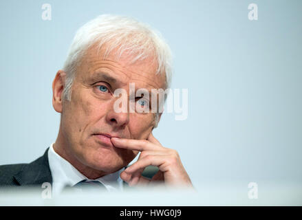 Stuttgart, Allemagne. Mar 21, 2017. Le président de Porsche SE, Matthias Mueller est assis sur le podium lors de la conférence de presse pour la présentation du rapport annuel chiffres à Stuttgart, Allemagne, 21 mars 2017. Photo : Lino Mirgeler/dpa/Alamy Live News Banque D'Images