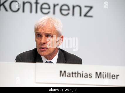 Stuttgart, Allemagne. Mar 21, 2017. Le président de Porsche SE, Matthias Mueller est assis sur le podium lors de la conférence de presse pour la présentation du rapport annuel chiffres à Stuttgart, Allemagne, 21 mars 2017. Photo : Lino Mirgeler/dpa/Alamy Live News Banque D'Images