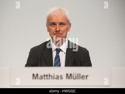 Stuttgart, Allemagne. Mar 21, 2017. Le président de Porsche SE, Matthias Mueller est assis sur le podium lors de la conférence de presse pour la présentation du rapport annuel chiffres à Stuttgart, Allemagne, 21 mars 2017. Photo : Lino Mirgeler/dpa/Alamy Live News Banque D'Images