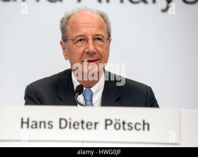 Stuttgart, Allemagne. Mar 21, 2017. Le chef de la section des finances Hans Dieter Poetsch est assis sur le podium lors de la conférence de presse pour la présentation du rapport annuel chiffres à Stuttgart, Allemagne, 21 mars 2017. Photo : Lino Mirgeler/dpa/Alamy Live News Banque D'Images