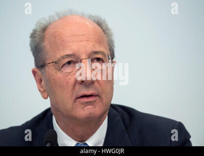 Stuttgart, Allemagne. Mar 21, 2017. Le chef de la section des finances Hans Dieter Poetsch est assis sur le podium lors de la conférence de presse pour la présentation du rapport annuel chiffres à Stuttgart, Allemagne, 21 mars 2017. Photo : Lino Mirgeler/dpa/Alamy Live News Banque D'Images