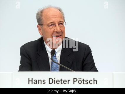 Stuttgart, Allemagne. Mar 21, 2017. Le chef de la section des finances Hans Dieter Poetsch est assis sur le podium lors de la conférence de presse pour la présentation du rapport annuel chiffres à Stuttgart, Allemagne, 21 mars 2017. Photo : Lino Mirgeler/dpa/Alamy Live News Banque D'Images