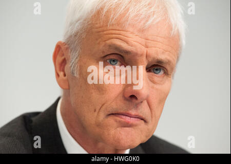 Stuttgart, Allemagne. Mar 21, 2017. Le président de Porsche SE, Matthias Mueller est assis sur le podium lors de la conférence de presse pour la présentation du rapport annuel chiffres à Stuttgart, Allemagne, 21 mars 2017. Photo : Lino Mirgeler/dpa/Alamy Live News Banque D'Images